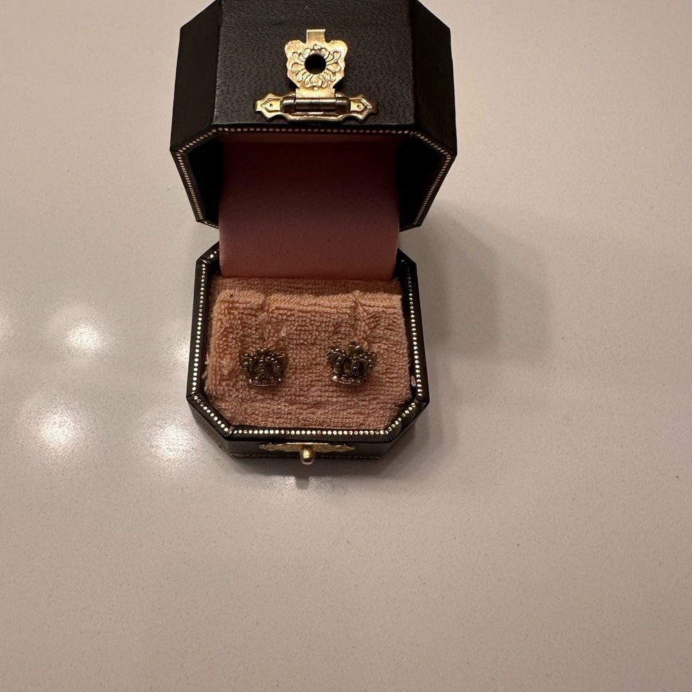 Juicy crown studs